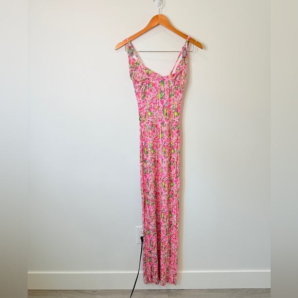 PrettyLittleThing Pink Abstract Printed Plisse Strappy Maxi Dress - Picture 5 of 7